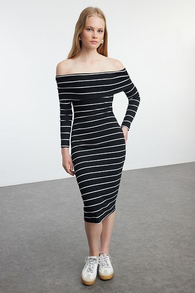 Trendyol Collection Pružné žebrované mini pletené šaty – černé*001 pruhované, vypasované TWOAW25EL00104