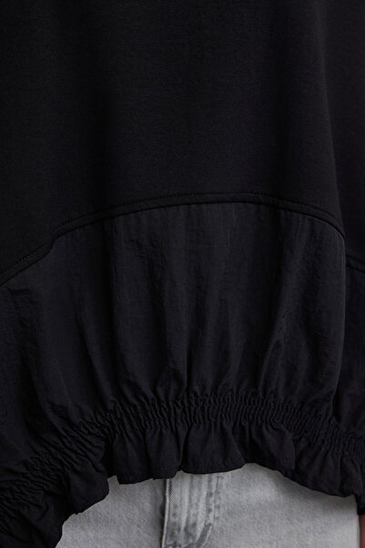 Trendyol Collection Μαύρο πλεκτό φούτερ με λεπτομέρεια αλεξίπτωτου με μαλακό κουμπί - κανονική εφαρμογή Twoaw25sw00087