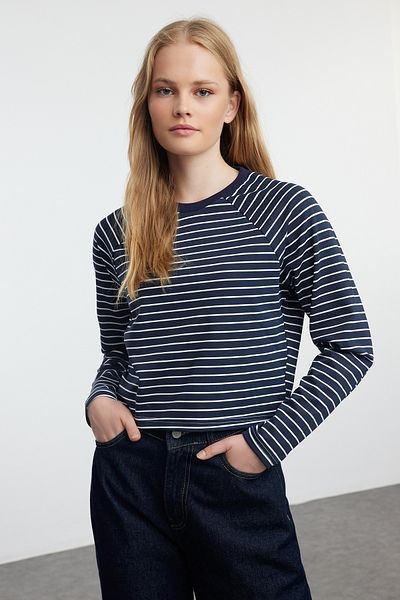 Trendyol Collection Elastyczna czarna koszulka z dzianiny w paski z rękawami typu raglan - TWOAW25TS00009