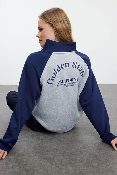 Trendyol Collection Šedá oversize mikina - Melange Color Block, Slogan Print, Raglánový rukáv - Twoaw25sw00131