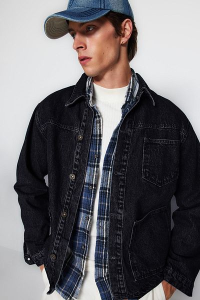 Trendyol Collection Schwarze Denim-Jeansjacke mit normaler Passform – 100 % Baumwolle TMNAW24CE00004
