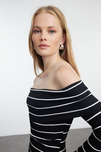 Trendyol Collection Pružné žebrované mini pletené šaty – černé*001 pruhované, vypasované TWOAW25EL00104