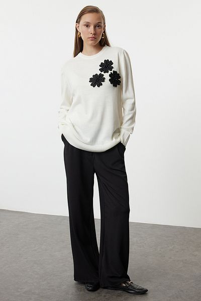 Trendyol Modest Strickpullover mit großem Blumenmuster in Stein - TCTAW25AK00045