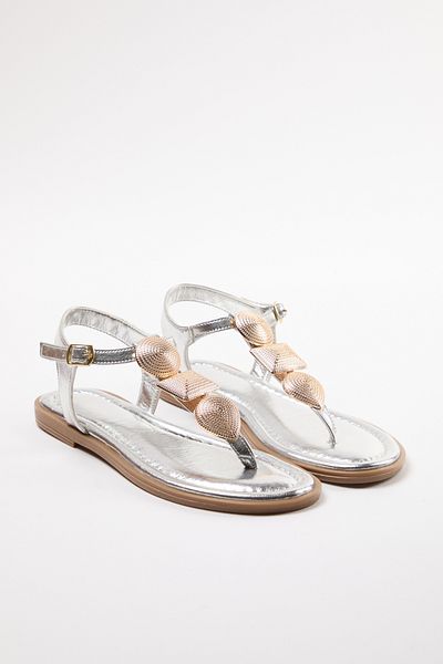 TRENDYOL SHOES Stříbrné kovové sandály Flip Flop - Detail příslušenství TAKSS24SD00003