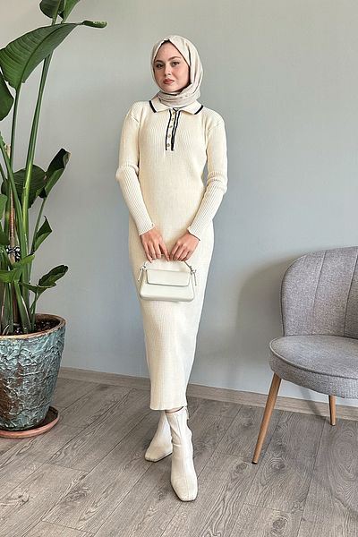 InStyle فستان تريكو إكرو - تصميم مضلع بياقة