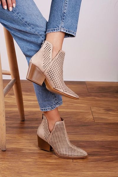 Afilli Cizme de cowboy de damă de culoare bej - culoarea pielii, perforate, transparente, cu fermoar și vară occidentală