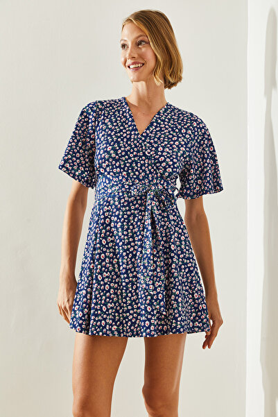 Bianco Lucci Dámské šaty se zavazováním s dvojitým límcem – s šortkami, Model č: 60171009