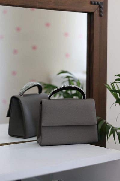 Moom Bag Dámská antracitová večerní taška přes rameno s detailem držícím kámen