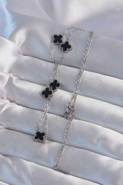 Clariss قلادة البرسيم باللون الفضي باللون الأسود (فولاذ 316L)