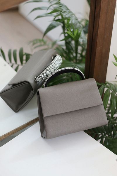 Moom Bag Dámská antracitová večerní taška přes rameno s detailem držícím kámen