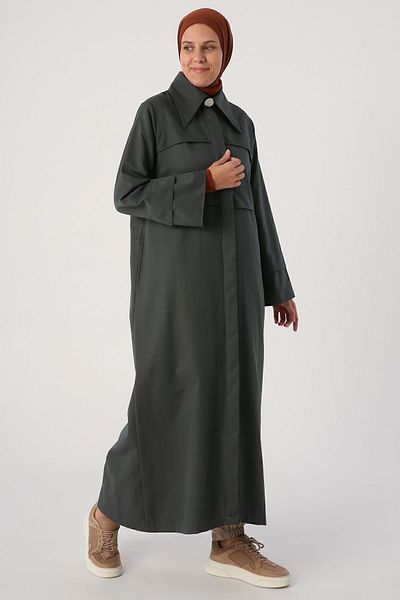 ALLDAY Geräucherte Abaya mit spitzem Kragen und versteckter Knopfleiste