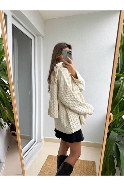 İLKCET MODA Pletený svetr a silný šátek - Detail copu do vlasů