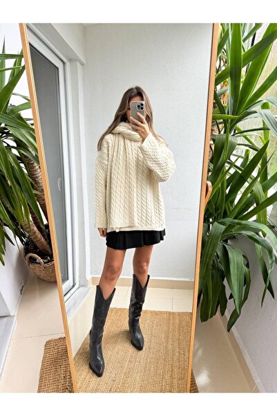 İLKCET MODA Pletený svetr a silný šátek - Detail copu do vlasů