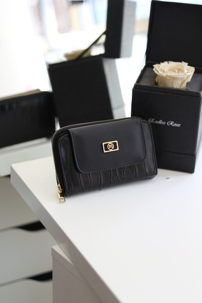 Moom Bag Black Crocodile Texture - Portofel de damă cu suport pentru carduri cu logo auriu