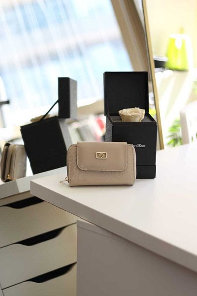 Moom Bag Дамски портфейл с тънък крокодилски дизайн и златен лого за карти