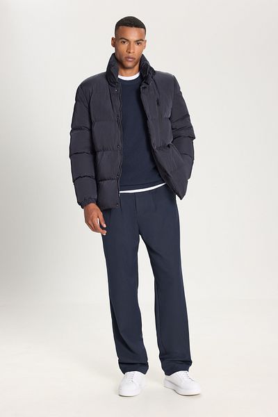 AC&Co / Altınyıldız Classics Námořnická modrá pánská bunda Puffer - stojáček, detail na zip a boční kapsa