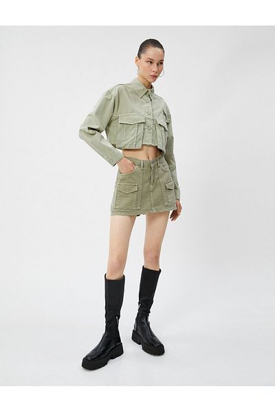 Koton Kurz geschnittene Jeansjacke aus Baumwolle mit Applikationen, asymmetrischen Taschen und detaillierten Details