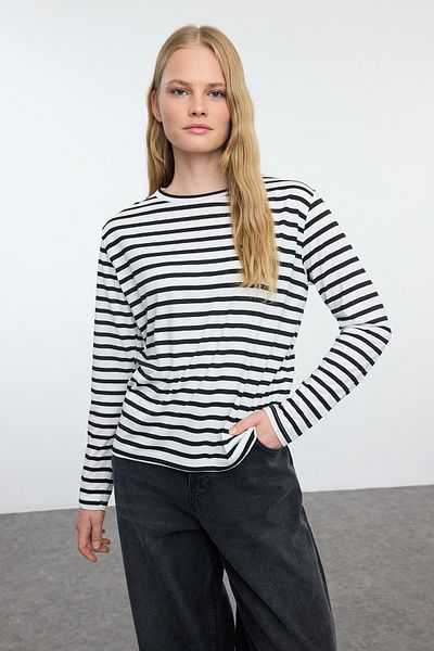 Trendyol Collection Černo-bílá pruhovaná pletená trička Regular Fit, sada 2 kusů - TWOAW25TS00005