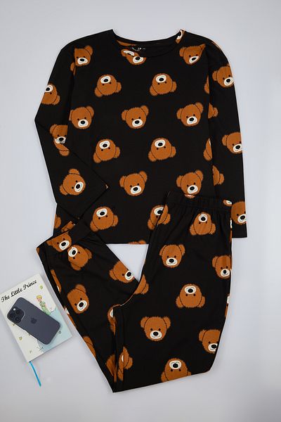 Trendyol Curve Schwarzes T-Shirt und Jogginganzug-Pyjama-Set mit Teddybär-Muster – TBBAW25AI00011