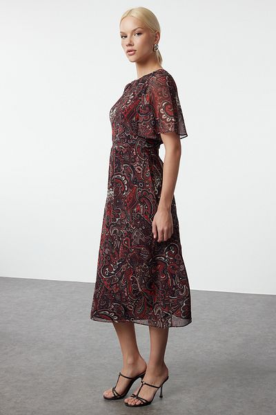Trendyol Collection Rotes, mit Paisley verziertes, A-Linien-Kleid mit Angelärmeln und gefüttertem Chiffon-Midi-Kleid TWOSS23EL01372