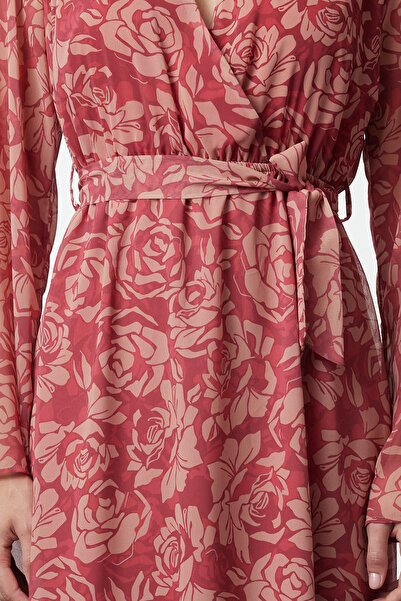 Kolekcia Trendyol Bordová kvetinová potlač - Šifónové maxi šaty s opaskom A-line s dvojitým golierom s podšívkou Twoaw25el00251
