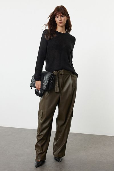 Trendyol Collection Miękki, teksturowany, czarny sweter dzianinowy - luźny splot, model podstawowy TWOAW25KZ00091