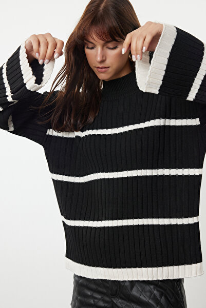 Trendyol Collection Pulover din tricotaje cu dungi negre Wide Fit - TWOAW24KZ00557