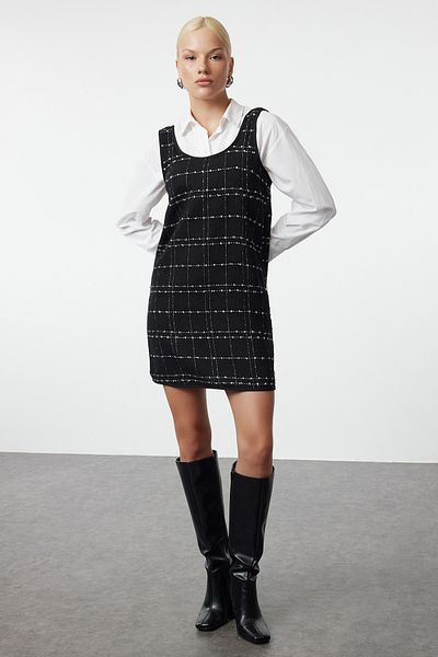 Trendyol Collection Mini Tweed Gilet Dress - Černý kostkovaný a kostkovaný design Twoaw25el00278