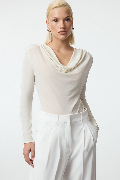 Trendyol Collection Glitzernder ecrufarbener Strickbody – Degaje-Kragen TPRAW25BD00002