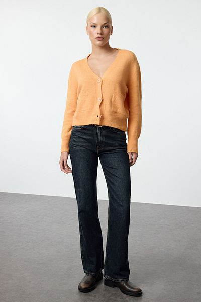 Trendyol Collection Hellorangefarbene Crop-Strickjacke aus Wolle – TWOAW25HI00014