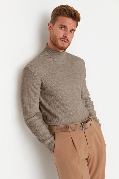 Trendyol Collection Ανδρικό μονόχρωμο πλεκτό πουλόβερ με κανονικό ζιβάγκο Mink TMNAW21KZ2502