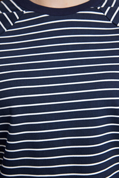 Trendyol Collection Εύκαμπτο μπλουζάκι με μαύρη ριγέ μανίκια Raglan - TWOAW25TS00009