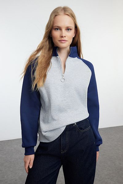 Trendyol Collection Šedá oversize mikina - Melange Color Block, Slogan Print, Raglánový rukáv - Twoaw25sw00131