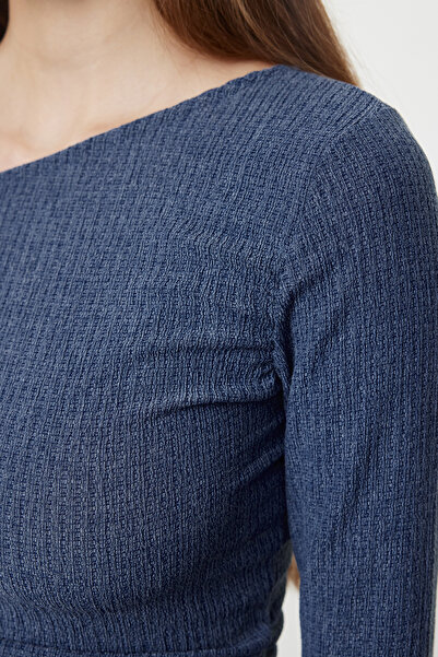 Trendyol Collection Asymetrická sbíraná pletená halenka Indigo – člunový krk, vypasovaná TWOAW25BZ00100