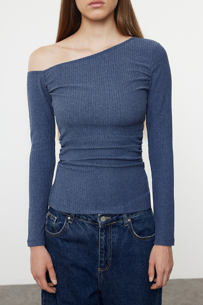 Trendyol Collection Asymetrická sbíraná pletená halenka Indigo – člunový krk, vypasovaná TWOAW25BZ00100