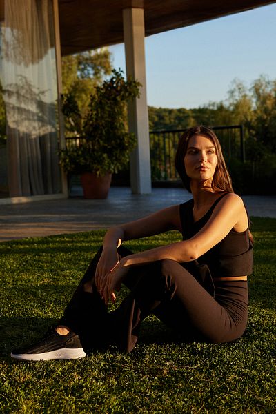 Trendyol Collection Weicher, Reflektor-bedruckter One-Shoulder-Yoga-Sport-BH - Schwarz gebürstet Thmaw25ss00016