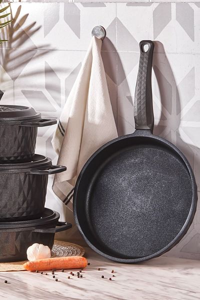 Karaca Biodiamond Casting 7 Piece Pot and Pan Set with Oven Gloves Gift
