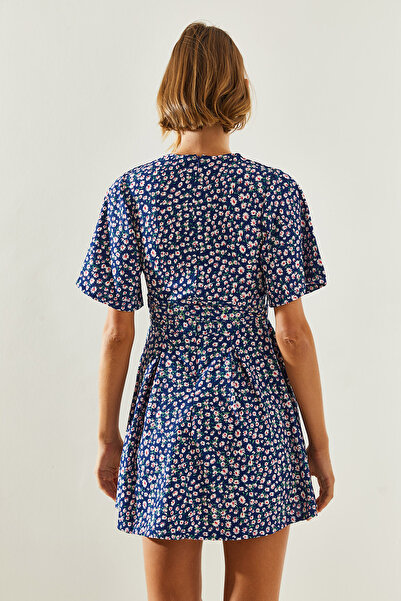 Bianco Lucci Dámské šaty se zavazováním s dvojitým límcem – s šortkami, Model č: 60171009