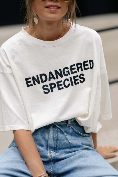 Jose Clothing تي شيرت أبيض كبير الحجم من القطن العضوي مطبوع من سلسلة أمالفي -...