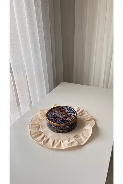 White Alamode 40x40cm Round American Service - Raw Linen, Frilly