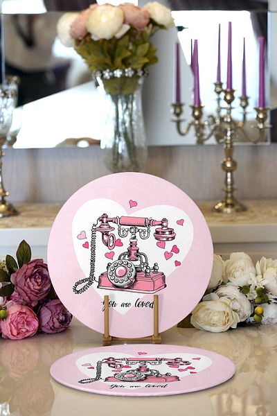 Realhomes 2-Piece Pink Floor Heart Antique Phone Design Digital Printed Round Charger & Placemat
