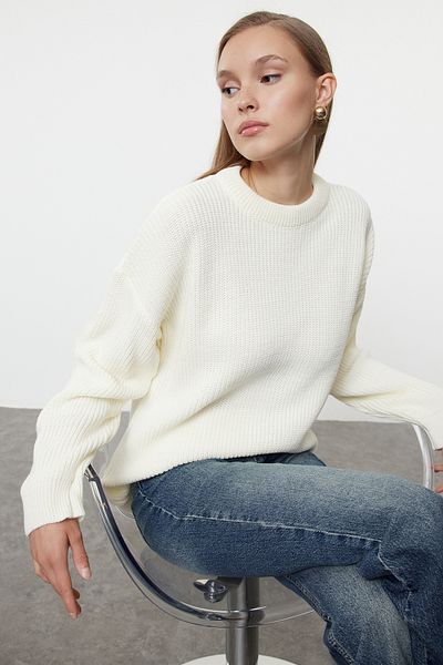 Trendyol Collection Šňůrový ecru pletený svetr – široký střih, výstřih Twoaw25kz00342