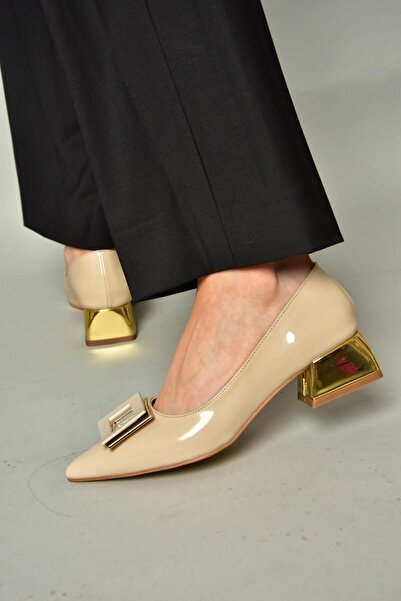 Fox Shoes T 314551308   Bézs alacsony sarkú lakkbőr női cipő