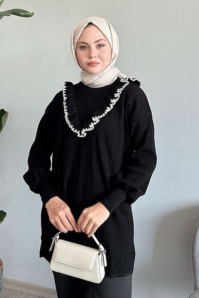 InStyle Pulover negru din tricotaje - cu volane și detalii de cusut