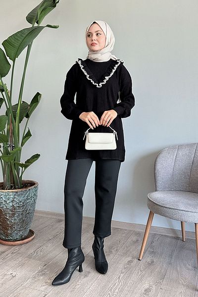 InStyle Pulover negru din tricotaje - cu volane și detalii de cusut