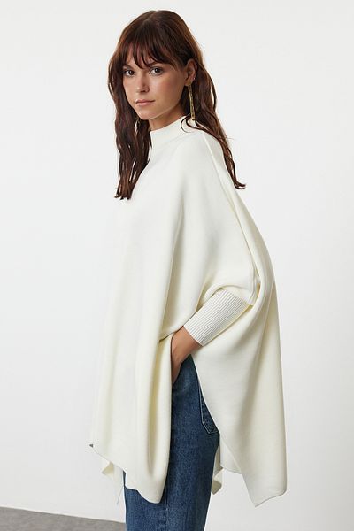 Trendyol Collection Ecrufarbener Strickpullover mit Stehkragen und weiter Passform Twoaw25kz00336
