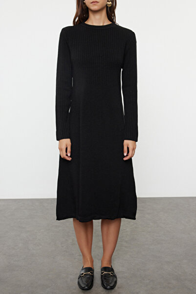 Trendyol Collection Super Wide Fit černé úpletové midi šaty – se svetrem, Twoaw24El00012