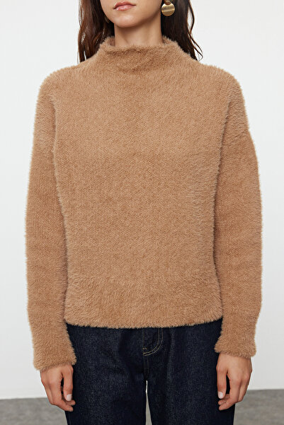 Trendyol Collection Velbloudí pletený svetr se stojatým límcem – nit z peří a vousů TWOAW24KZ00124