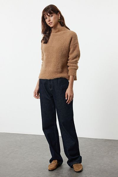 Trendyol Collection Kamelfarbener Strickpullover mit Stehkragen - Feather and Beard Thread TWOAW24KZ00124