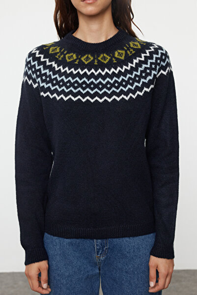 Trendyol Collection Etnický vzorovaný námořnicky modrý svetr s měkkým texturovaným úpletem – čepice TWOAW25KZ00216